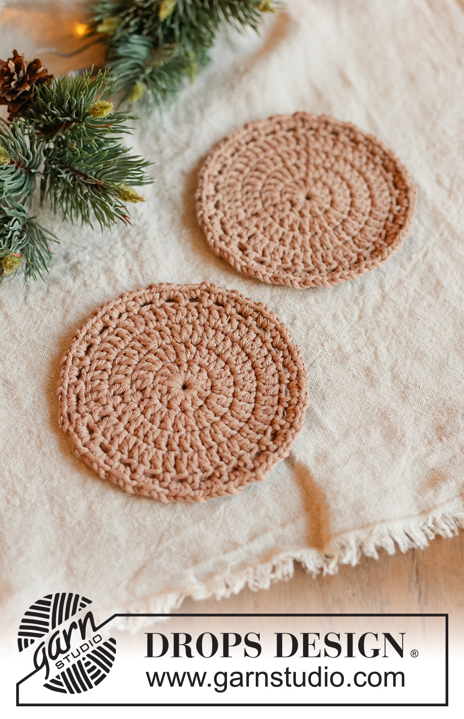 Cinnamon Whisper Coaster / DROPS Extra 0-1686 - Horgolt POHÁRALÁTÉT DROPS Paris fonalból. Téma: Karácsony és Újév