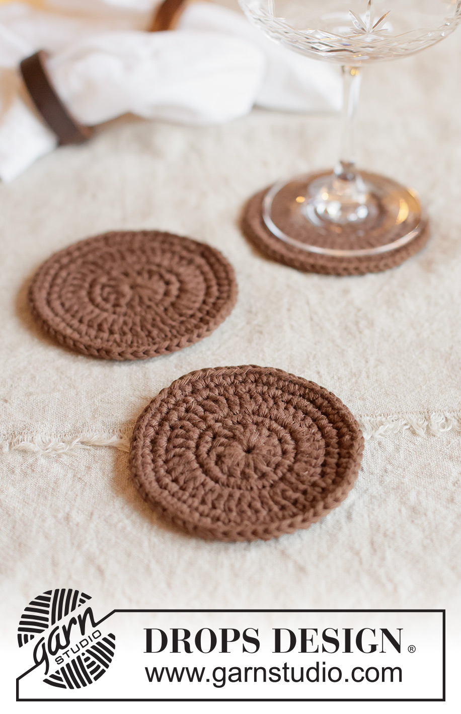 Nutmeg Haze Coaster / DROPS Extra 0-1687 - Horgolt poháralátét DROPS Paris fonalból. Téma: Karácsony és Újév