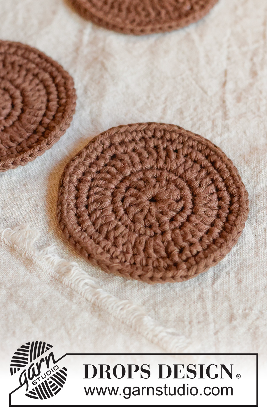 Nutmeg Haze Coaster / DROPS Extra 0-1687 - Horgolt poháralátét DROPS Paris fonalból. Téma: Karácsony és Újév