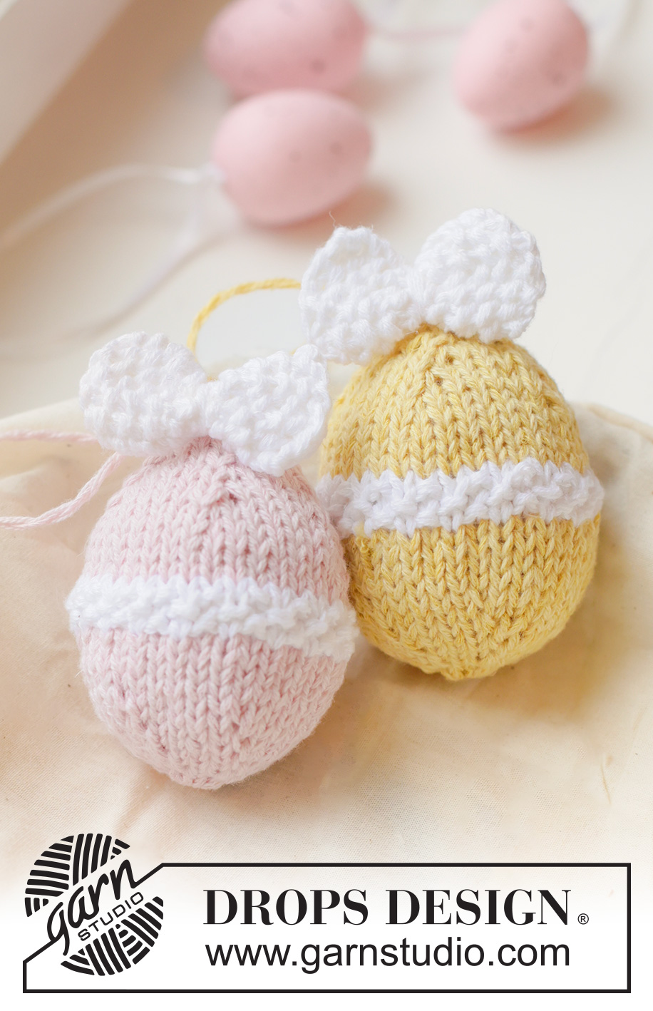 Pastel Treasure / DROPS Extra 0-1688 - Œuf de Pâques tricoté en DROPS Belle. Se tricote de bas en haut en jersey et point de riz, avec un nœud.  Thème: Pâques.