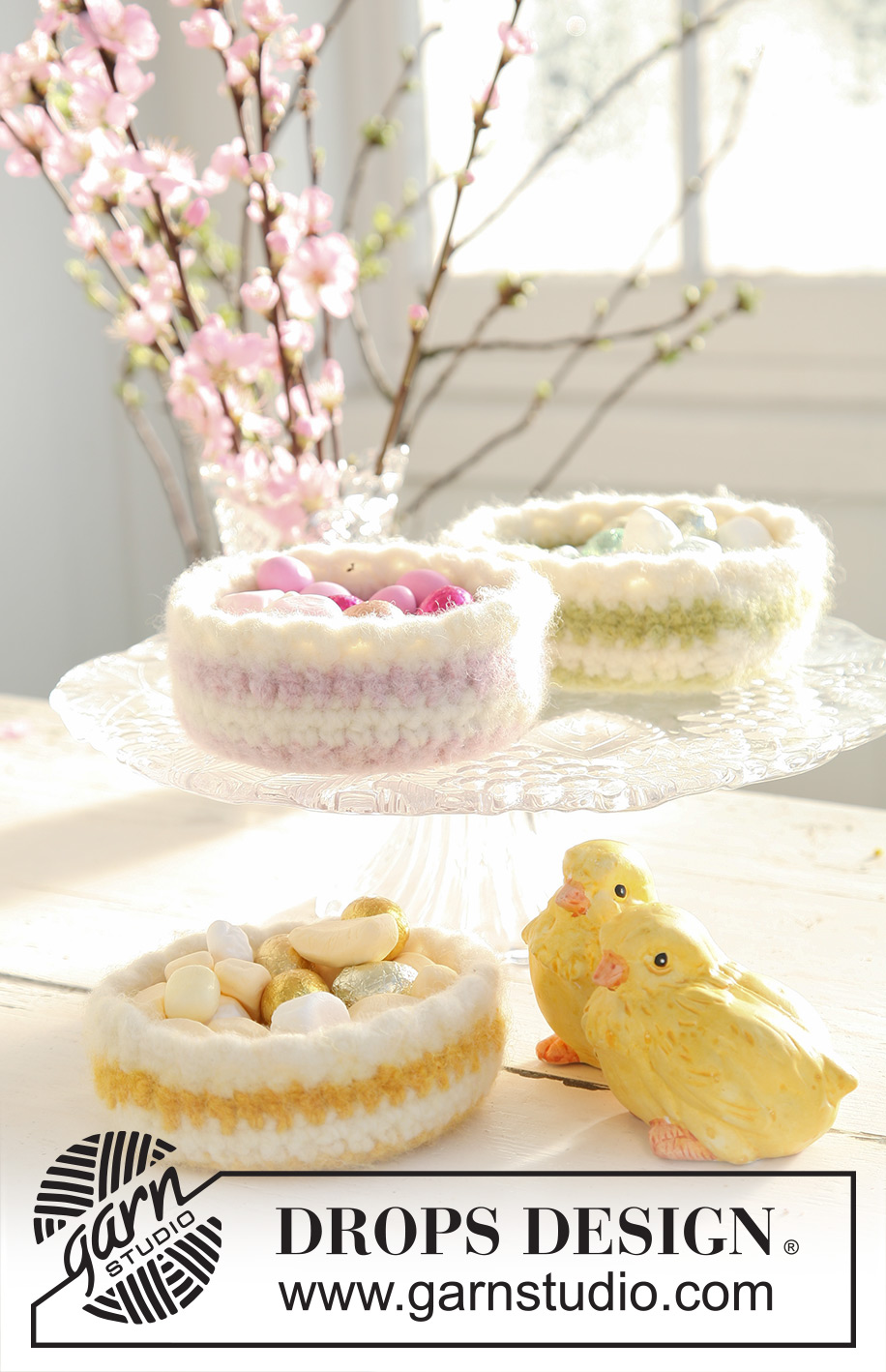 Pastel Paradise Basket / DROPS Extra 0-504 - Gehaakt en vilten DROPS mandje van ”Snow”.