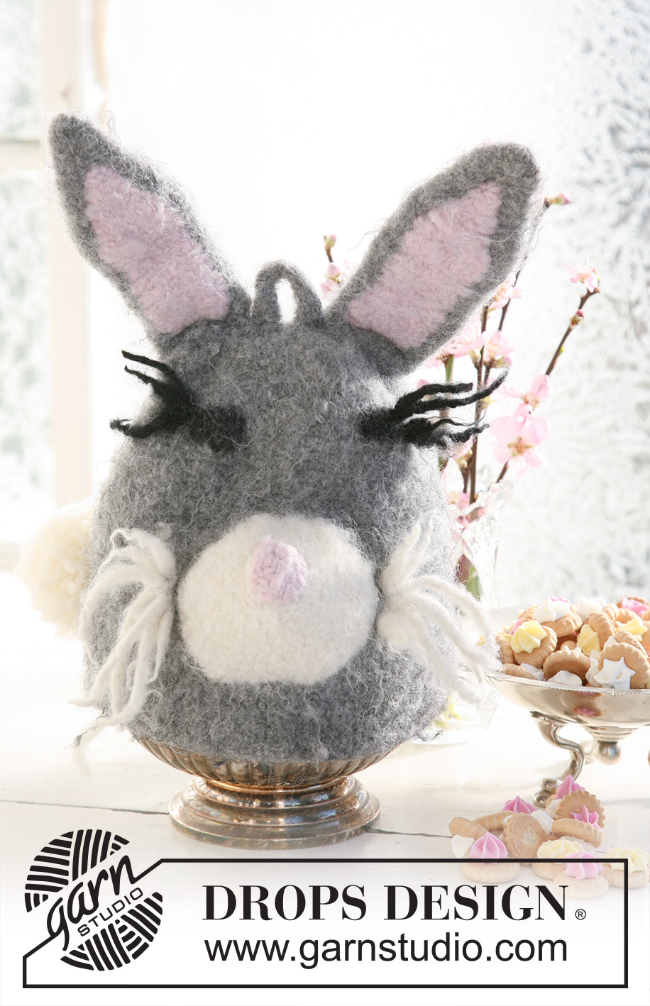 Miss Bunny / DROPS Extra 0-508 - Leuke en grappige vilten DROPS paashaas. Gebruik als eierwarmer of theemuts. Gebreid van ”Snow”.