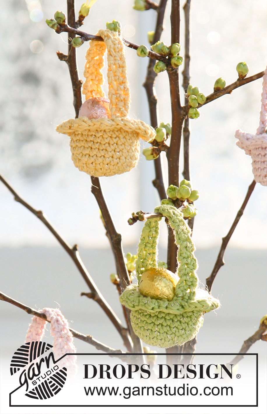 Easter Baskets / DROPS Extra 0-509 - Crocheted DROPS Easter basket in ”Muskat” and ”Glitter”.