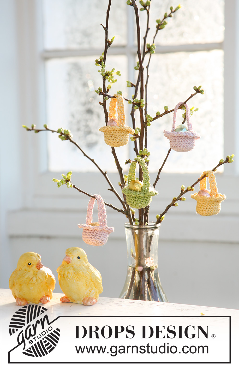 Easter Baskets / DROPS Extra 0-509 - Crocheted DROPS Easter basket in ”Muskat” and ”Glitter”.