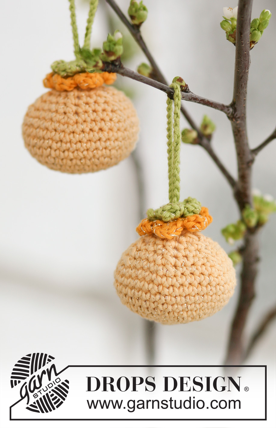 Easter Acorns / DROPS Extra 0-543 - Crochet DROPS Easter balls with flowers in ”Safran” + ”Glitter”.