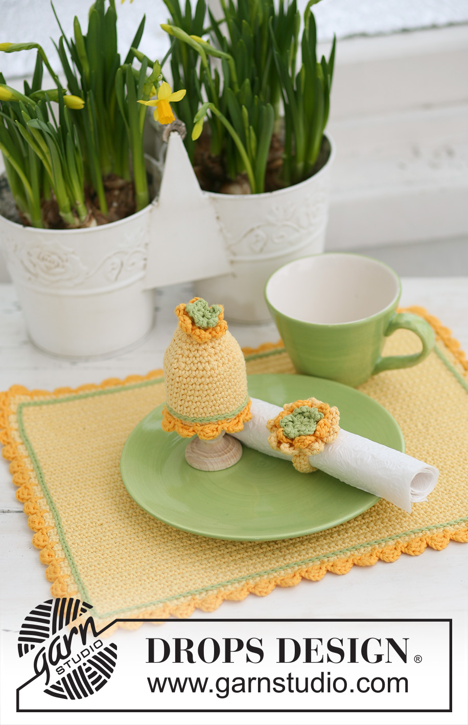 Buongiorno / DROPS Extra 0-544 - Gehaakte DROPS placemat, eierwarmer en servetring voor uw Paaslunch van ”Paris”.