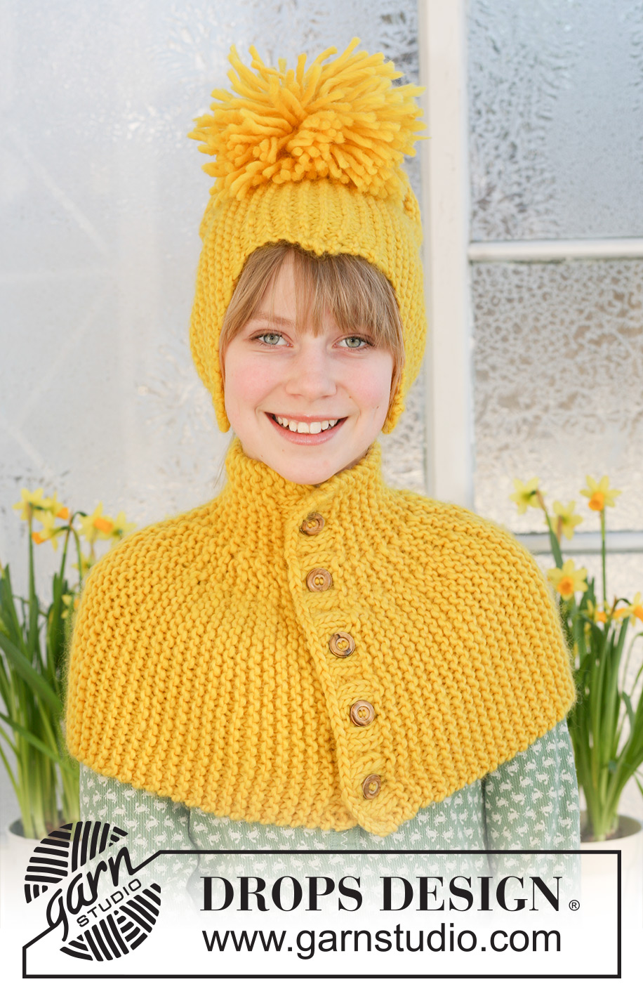 Sweet Chick / DROPS Extra 0-547 - Rillestrikket DROPS sidelengs påskehals med knapper og skøytelue i ”Snow”.