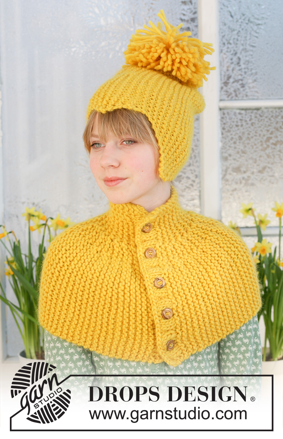 Sweet Chick / DROPS Extra 0-547 - Rillestrikket DROPS sidelengs påskehals med knapper og skøytelue i ”Snow”.