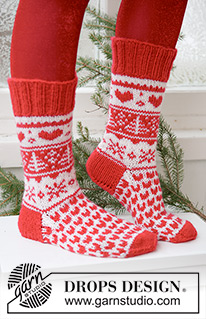 Hearts Afire / DROPS Extra 0-566 - Stickade sockar till barn, dam och herr i DROPS Karisma. Sockarna stickas med mönster av hjärta, julgran och snökristaller. Storlek 32-43. Tema: Jul.