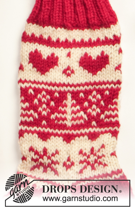 Hearts Afire / DROPS Extra 0-566 - Stickade sockar till barn, dam och herr i DROPS Karisma. Sockarna stickas med mönster av hjärta, julgran och snökristaller. Storlek 32-43. Tema: Jul.