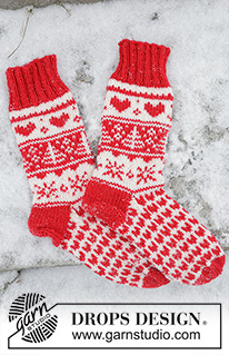 Hearts Afire / DROPS Extra 0-566 - Stickade sockar till barn, dam och herr i DROPS Karisma. Sockarna stickas med mönster av hjärta, julgran och snökristaller. Storlek 32-43. Tema: Jul.