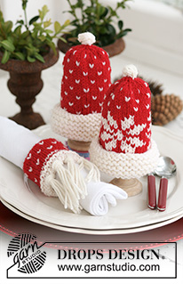 Nissetopp / DROPS Extra 0-580 - Couvre-œuf et rond de serviette tricotés en DROPS Karisma. Le couvre-œuf se tricote en forme de bonnet de Père Noël et le rond de serviette comme une écharpe. Thème: Noël.