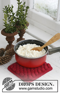 Bubbling Hot / DROPS Extra 0-581 - Gestrickter und gefilzter Topfuntersetzer in DROPS Snow. Die Arbeit wird mit Noppen gestrickt. Thema: Weihnachten