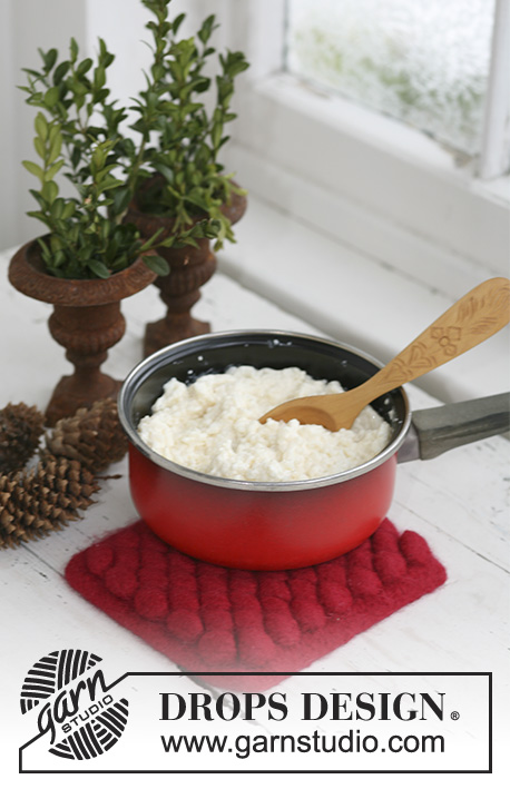 Bubbling Hot / DROPS Extra 0-581 - Gestrickter und gefilzter Topfuntersetzer in DROPS Snow. Die Arbeit wird mit Noppen gestrickt. Thema: Weihnachten