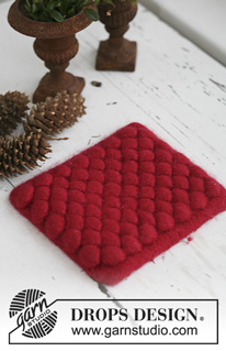 Bubbling Hot / DROPS Extra 0-581 - Gestrickter und gefilzter Topfuntersetzer in DROPS Snow. Die Arbeit wird mit Noppen gestrickt. Thema: Weihnachten