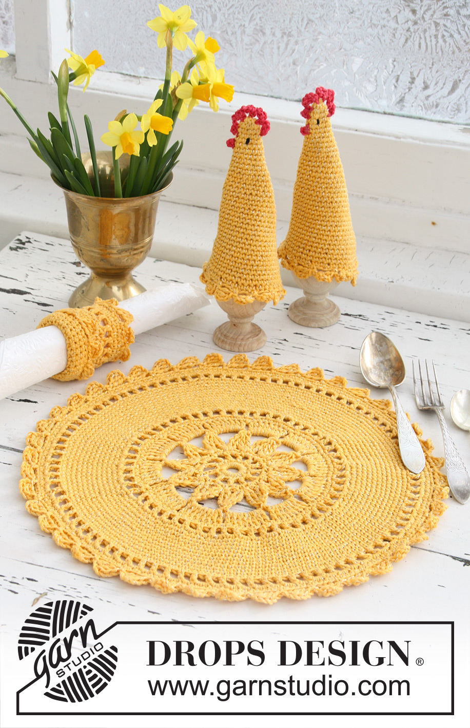 Sunny Morning / DROPS Extra 0-623 - Conjunto de Pascua que comprende: Mantel individual, funda térmica para huevos y aro para servilleta DROPS en ganchillo, con “Safran” y “Glitter”.
Diseño DROPS:  Patrón No. E-156