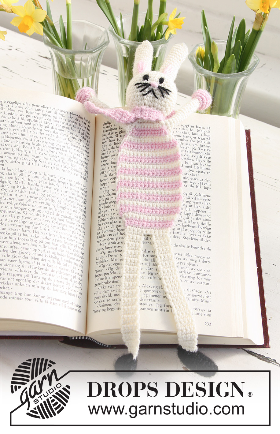 Bella, the Book Bunny / DROPS Extra 0-633 - Heklet DROPS bokmerke med hare i Alpaca.