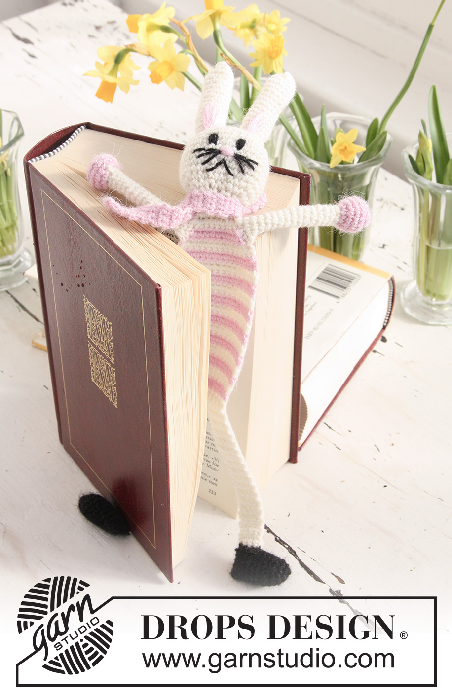 Bella, the Book Bunny / DROPS Extra 0-633 - Heklet DROPS bokmerke med hare i Alpaca.