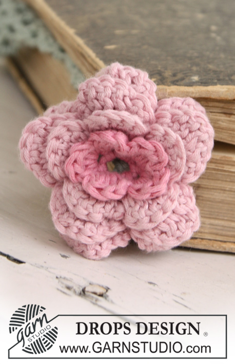 Reading Rose / DROPS Extra 0-675 - Heklet bokmerke med DROPS blomst  i ”Safran”.