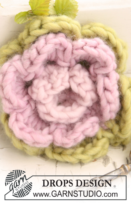 DROPS Extra 0-682 - Fleur DROPS au crochet en ”Snow” pour porte-clés. 