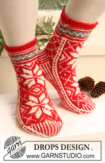 Santa Sneakers / DROPS Extra 0-726 - Strikkede sokker til barn og voksen i DROPS Karisma. Arbeidet strikkes med nordisk mønster. Størrelse 35 - 43. Tema: Jul