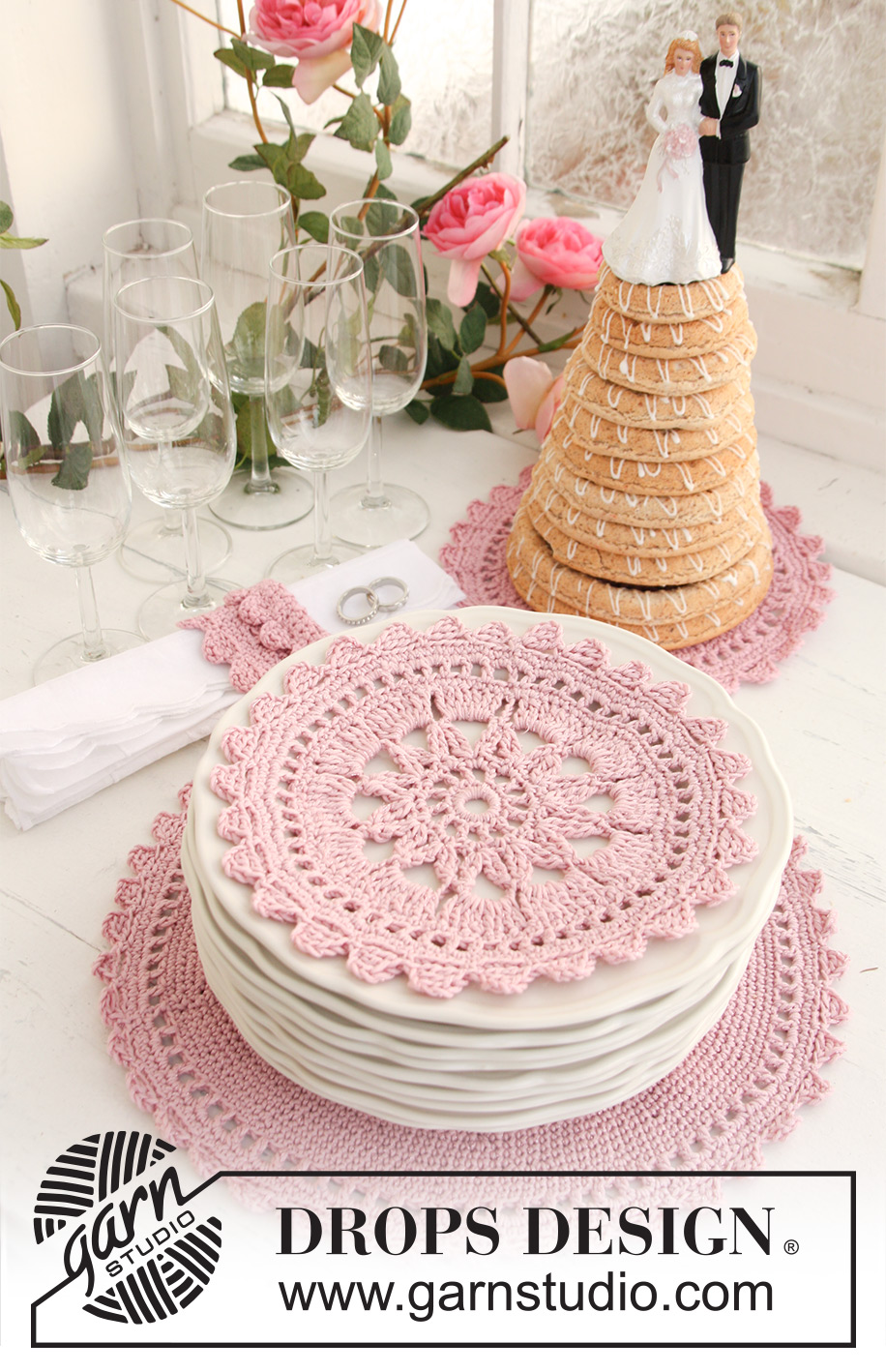 My Love / DROPS Extra 0-747 - De set bevat: Gehaakte DROPS placemat en servetringen van ”Safran” of DROPS ♥ You #7 en ”Glitter”.