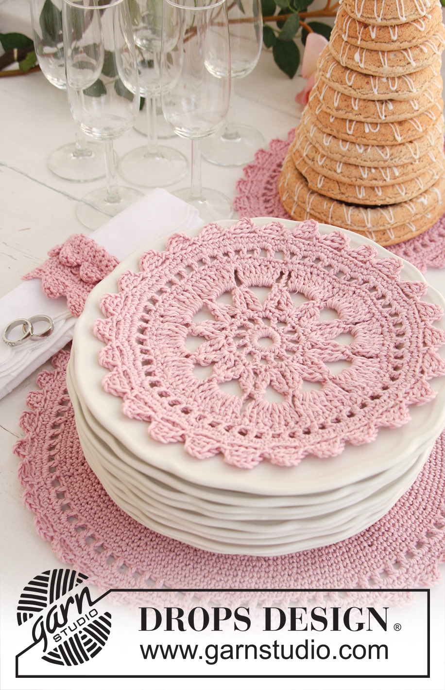 My Love / DROPS Extra 0-747 - De set bevat: Gehaakte DROPS placemat en servetringen van ”Safran” of DROPS ♥ You #7 en ”Glitter”.