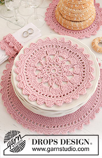 My Love / DROPS Extra 0-747 - De set bevat: Gehaakte DROPS placemat en servetringen van ”Safran” of DROPS ♥ You #7 en ”Glitter”.