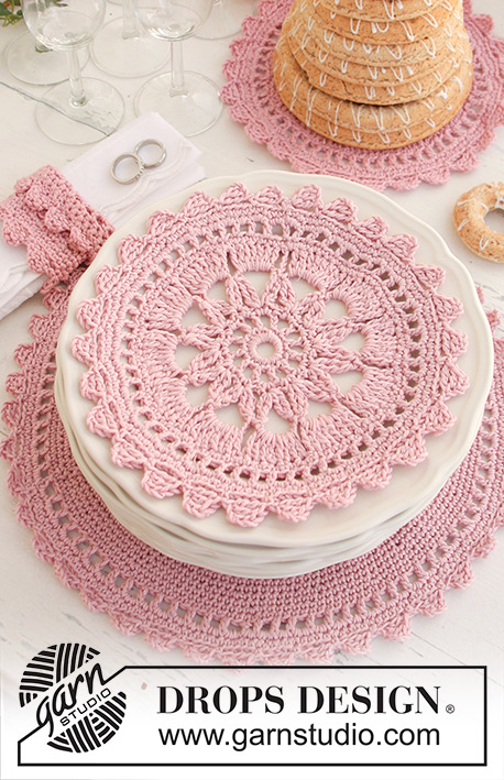 My Love / DROPS Extra 0-747 - De set bevat: Gehaakte DROPS placemat en servetringen van ”Safran” of DROPS ♥ You #7 en ”Glitter”.