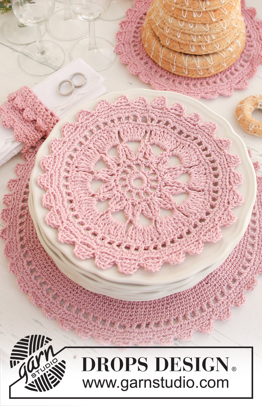 My Love / DROPS Extra 0-747 - De set bevat: Gehaakte DROPS placemat en servetringen van ”Safran” of DROPS ♥ You #7 en ”Glitter”.