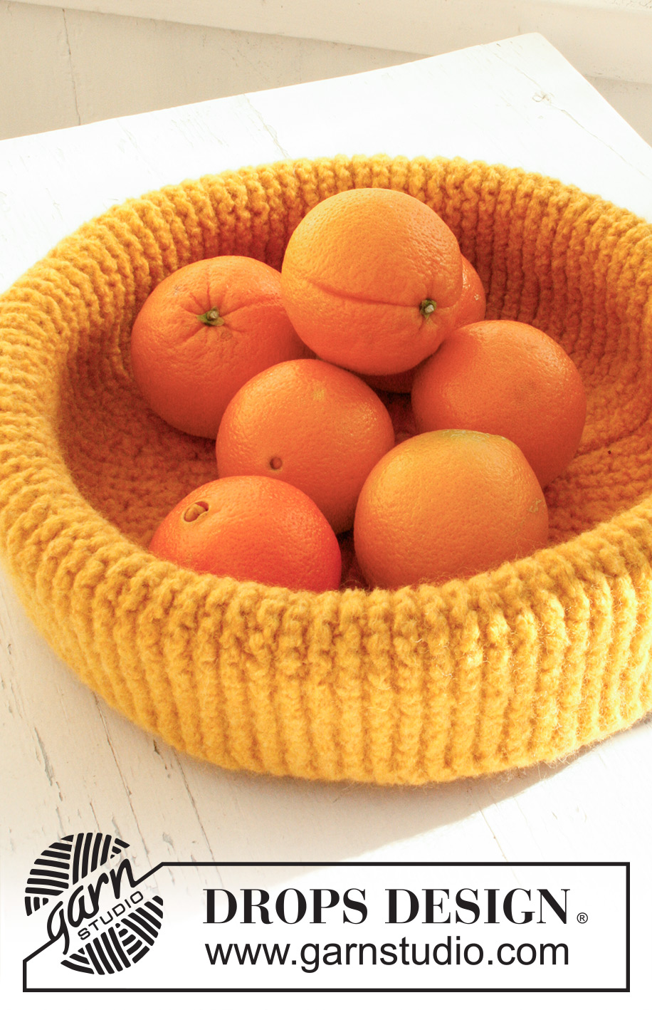 Sunshine Basket / DROPS Extra 0-767 - Tovet DROPS fruktkurv i 2 tråder ”Snow” til påsken.