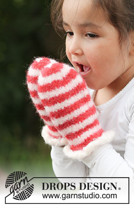 Santa Paws / DROPS Extra 0-796 - Moufles tricotées et feutrées pour enfant en DROPS Alaska et DROPS Puddel, avec rayures et bordure au crochet. Du 3 au 14 ans.