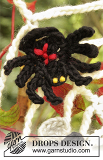 Black Widow / DROPS Extra 0-854 - Toile d'araignée DROPS au crochet, avec mouche et araignée, pour Halloween, en ”Snow”.