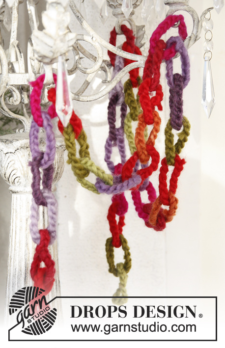 Christmas Flair / DROPS Extra 0-877 - Guirlande de Noël DROPS au crochet, en ”Snow”. 