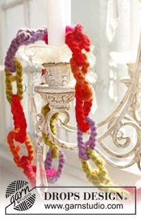 Christmas Flair / DROPS Extra 0-877 - Guirlande de Noël DROPS au crochet, en ”Snow”. 