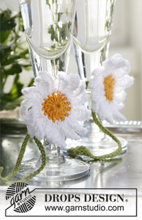 Mary Bloom / DROPS Extra 0-927 - DROPS 17.mai Heklede margeritter i ”Safran” med blader