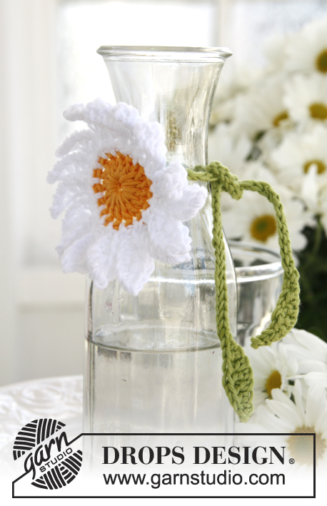 Mary Bloom / DROPS Extra 0-927 - DROPS 17.mai Heklede margeritter i ”Safran” med blader