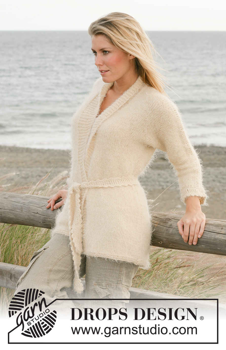 Moon Talk Cardigan / DROPS 100-13 - Gestrickte Jacke / kurzer Mantel mit Schalkragen und Gürtel in 1 Faden DROPS Symphony oder 2 Fäden DROPS Sky. Gr. S-XXL