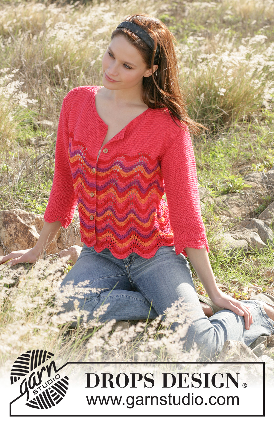 Jazzy Cardigan / DROPS 100-29 - Rillestrikket DROPS jakke med bølgemønster,
striper og ¾-lang erm i ”Safran”. Str XS-XL