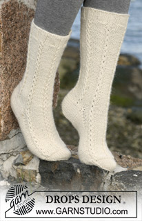 Rapunzel Socks / DROPS 102-15 - DROPS Sokken met kabels van 2 draden ”Alpaca”.