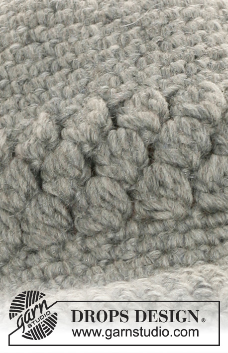 About Town / DROPS 103-29 - A set of: Crocheted DROPS hat and moss-knitted scarf in ”Snow”.