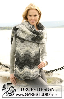 DROPS 103-35 - DROPS scarf with wavy pattern and stripes in ”Snow” and ”Puddel”. 