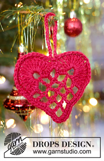 Mormors Julehjerte / DROPS 104-46 - Elegant hjerte i DROPS Cotton Viscose eller Safran og Glitter til Jul.