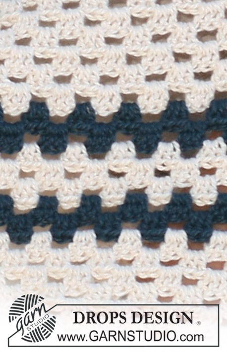 Nautica / DROPS 106-40 - Gehaakte DROPS omslagdoek met strepen van ”Silke-Alpaca” .