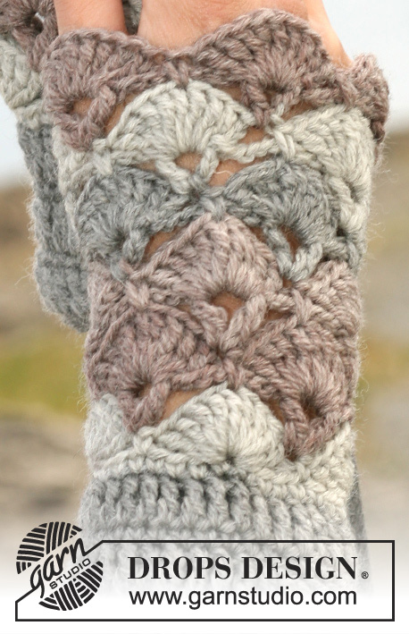 Winter Fanfare Wrist Warmers / DROPS 108-25 - Virkatut DROPS ranteenlämmittimet ”Karisma”-langasta. Nämä voidaan virkata myös ”Merino”-langasta.