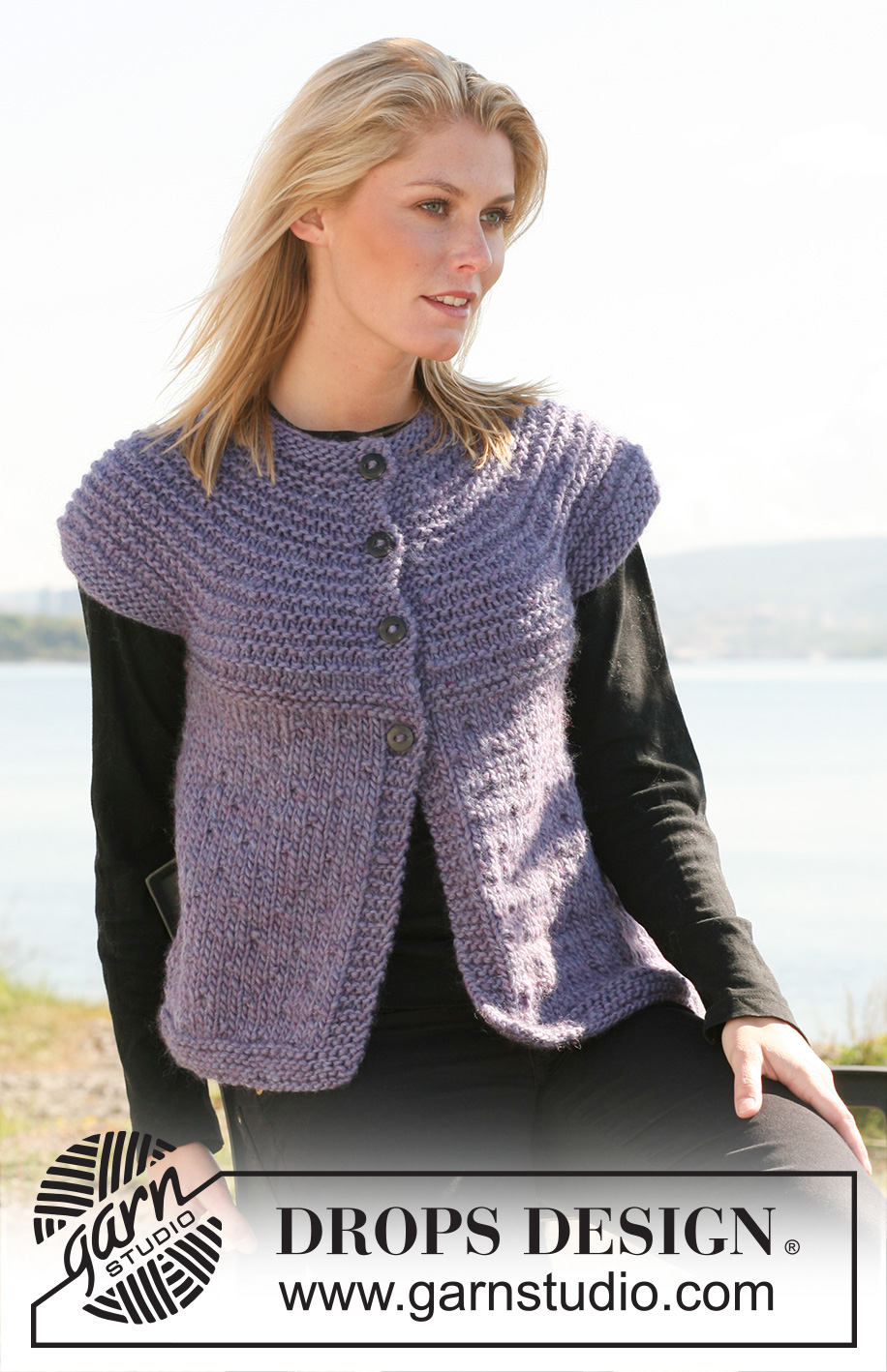 Calm Shoreline Cardi / DROPS 108-40 - Chaqueta DROPS con mangas cortas y pechera redonda en “Snow”. Talla: S – XXXL.