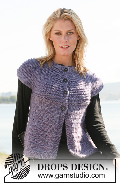 Calm Shoreline Cardi / DROPS 108-40 - Chaqueta DROPS con mangas cortas y pechera redonda en “Snow”. Talla: S – XXXL.