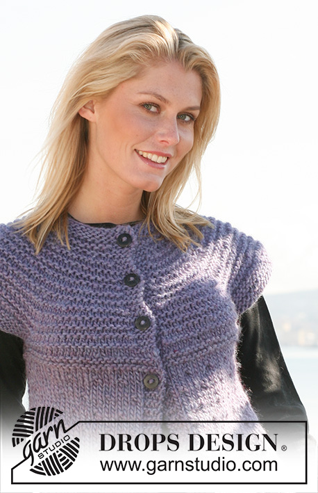 Calm Shoreline Cardi / DROPS 108-40 - Chaqueta DROPS con mangas cortas y pechera redonda en “Snow”. Talla: S – XXXL.