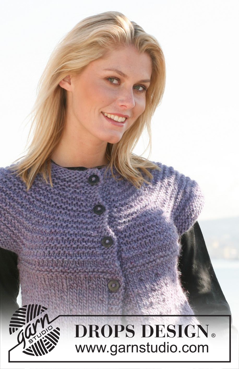 Calm Shoreline Cardi / DROPS 108-40 - Chaqueta DROPS con mangas cortas y pechera redonda en “Snow”. Talla: S – XXXL.