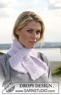 DROPS 109-35 - DROPS scarf in moss st in ”Symphony”.